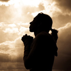 زنی در حال دعا کردن