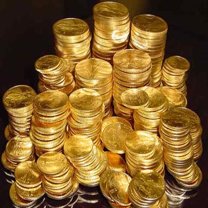 سکه های طلا چیده شده روی هم
