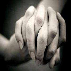 زن و مرد دست در دست یکدیگر