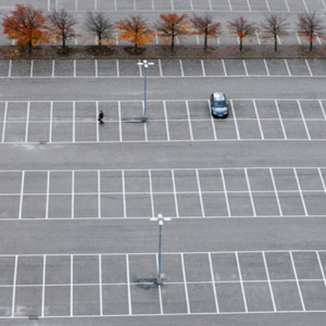 پارکینگ بزرگ و خالی با یک خودرو