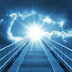 پلی به سوی آسمان و خدا در میان ابرهای منتهی شده به نور