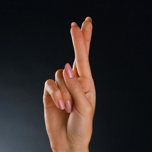نشانه آرزوی خوش شانسی از طریق قرار دادن انگشت وسط بر روی انگشت نشانه