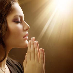 دختری در حال دعا کردن
