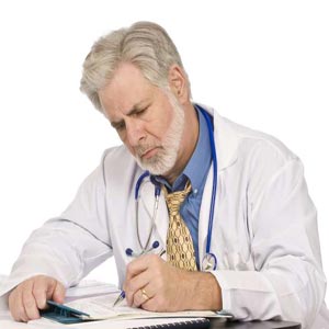 پزشک در حال نوشتن روی پرونده بیمار