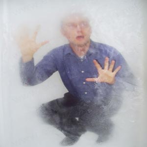 مردی در حال یخ زدن پشت شیشه