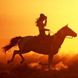 زنی در حال اسب سواری
