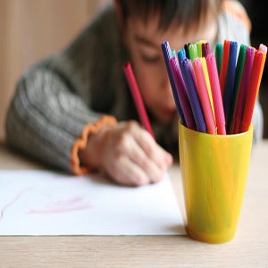تصویر پسری در حال نقاشی