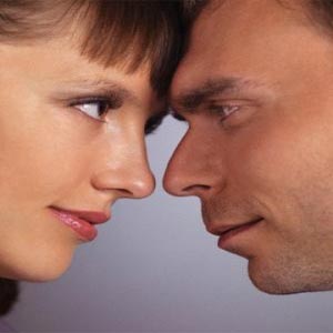 زن و مرد عاشقانه به یکدیگر نگاه می کنند