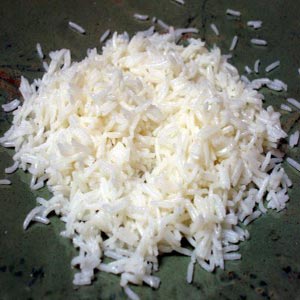 چند دانه برنج پخته شده روی میز