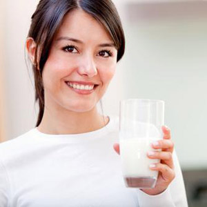 دختری با لیوان شیر در دست